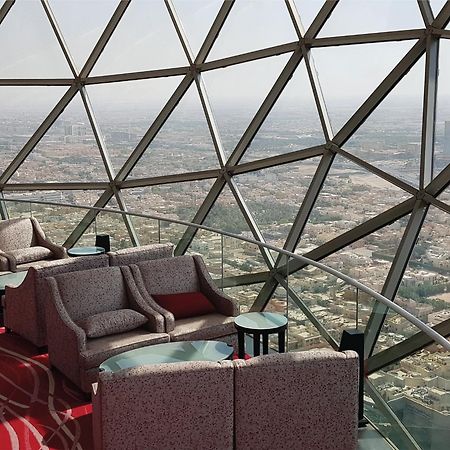 Al Faisaliah Hotel, Riyadh Bagian luar foto The 360° view from the lounge