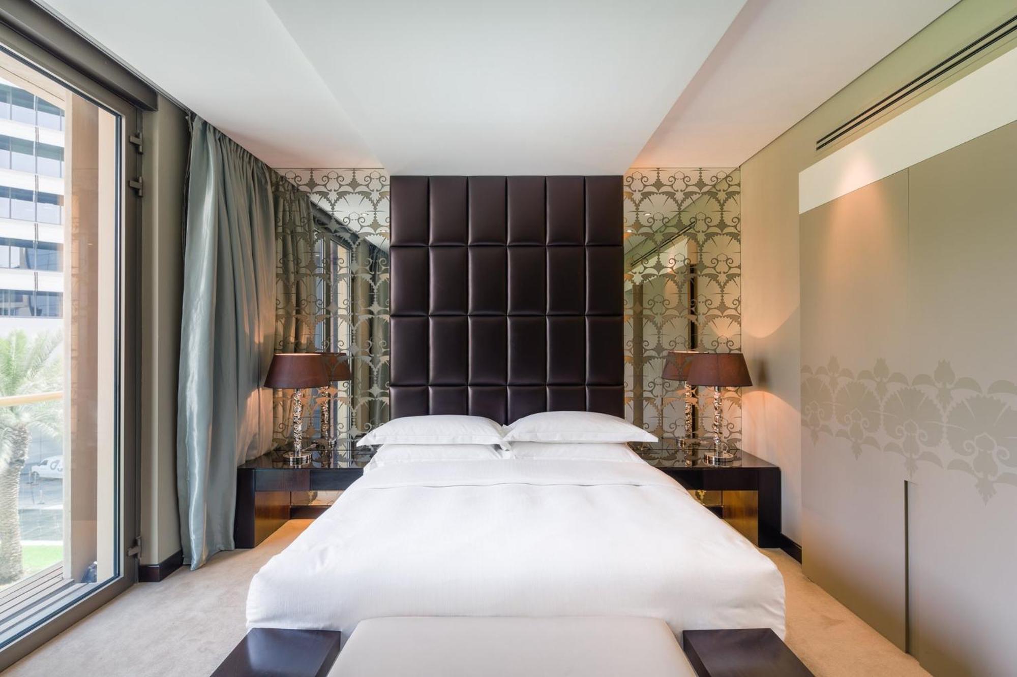 Al Faisaliah Hotel, Riyadh Bagian luar foto A bedroom at the Mandarin Oriental