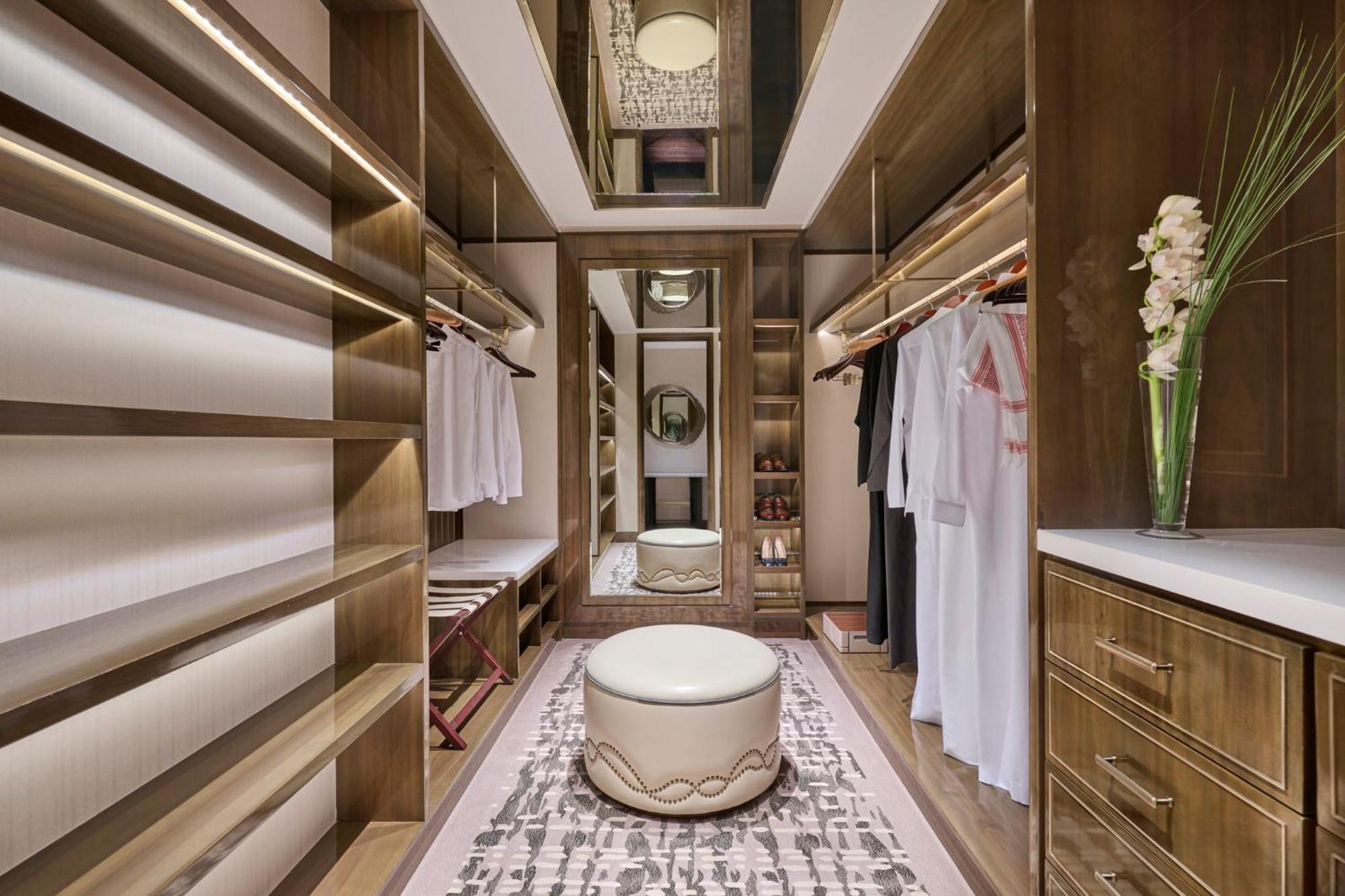 Al Faisaliah Hotel, Riyadh Bagian luar foto A walk-in closet