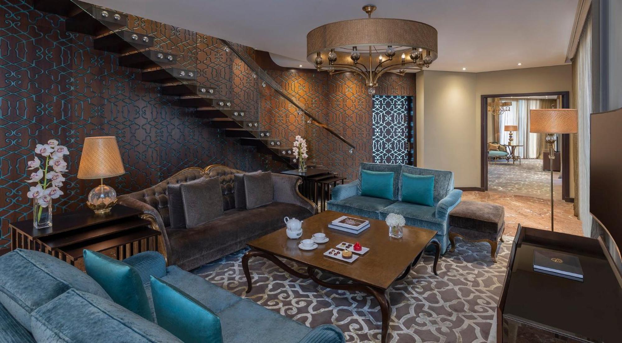 Al Faisaliah Hotel, Riyadh Bagian luar foto A living room in a suite at the Jumeirah Emirates Towers Hotel