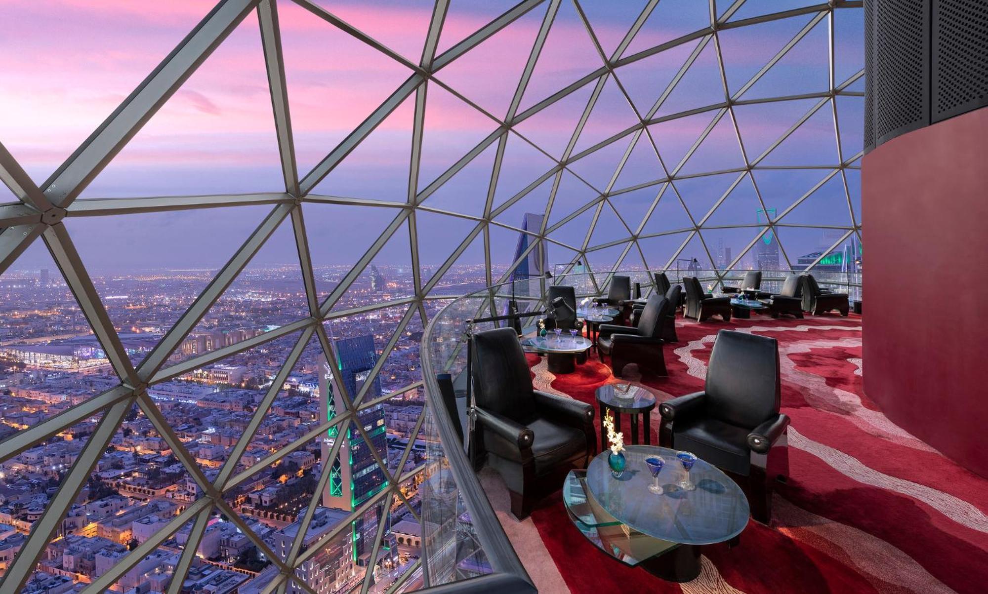 Al Faisaliah Hotel, Riyadh Bagian luar foto The 360° view from the lounge