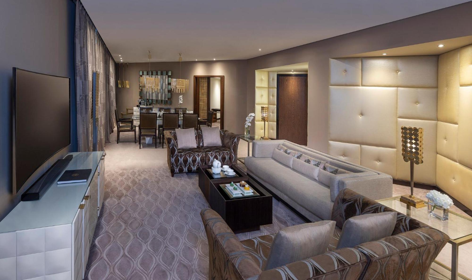 Al Faisaliah Hotel, Riyadh Bagian luar foto The living room of a Presidential Suite