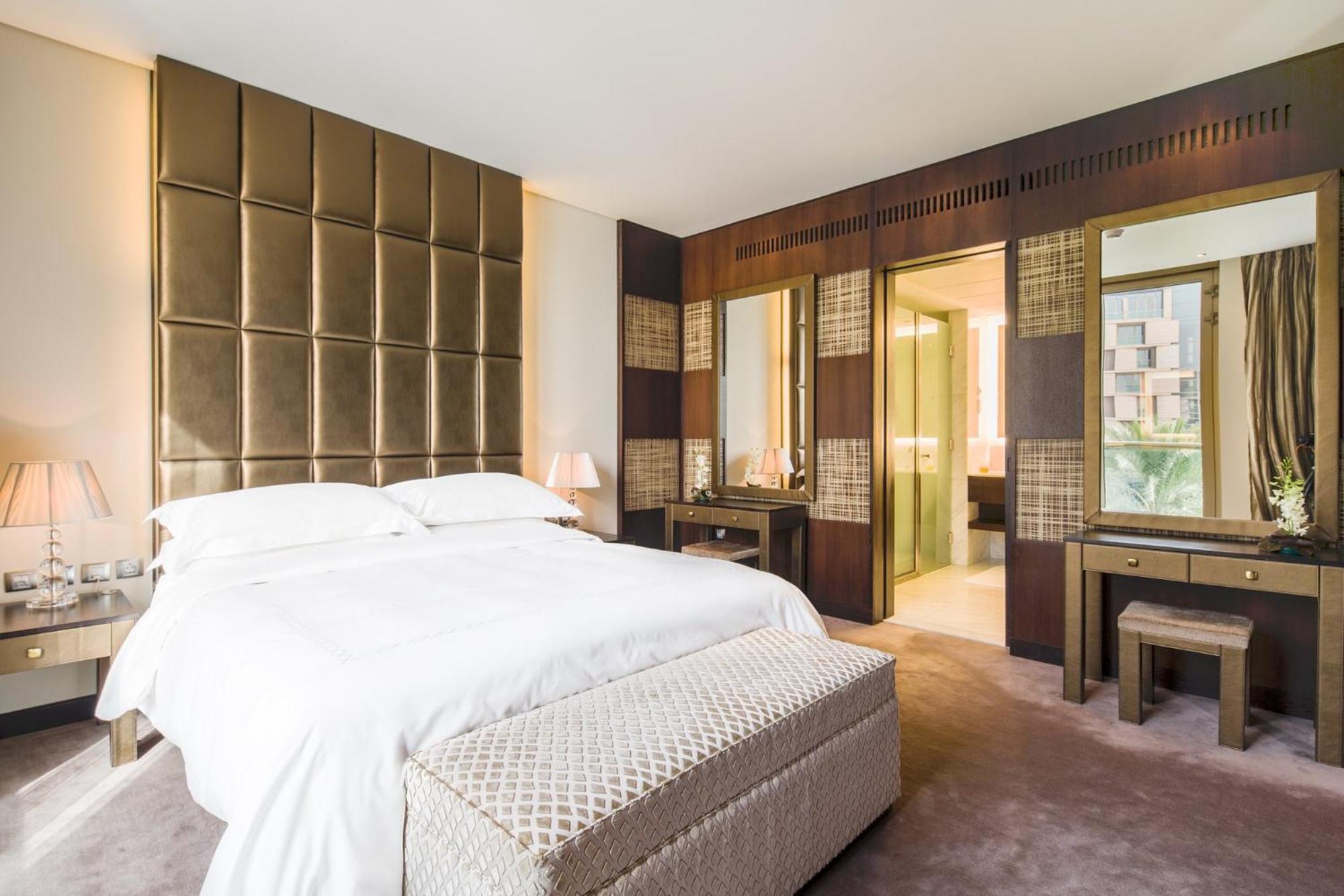 Al Faisaliah Hotel, Riyadh Bagian luar foto A bedroom at The Dorchester