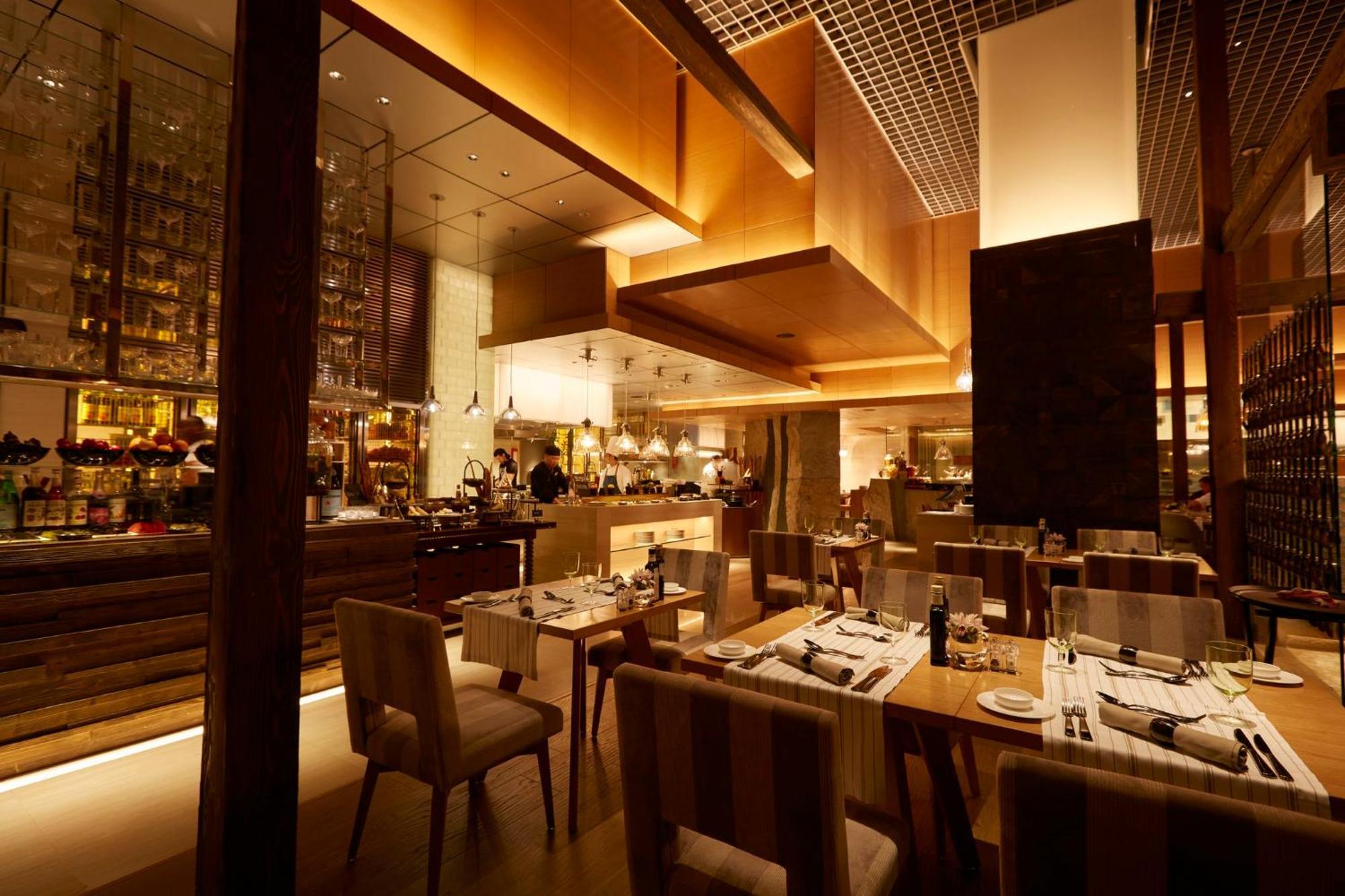 Al Faisaliah Hotel, Riyadh Bagian luar foto Interior of the restaurant
