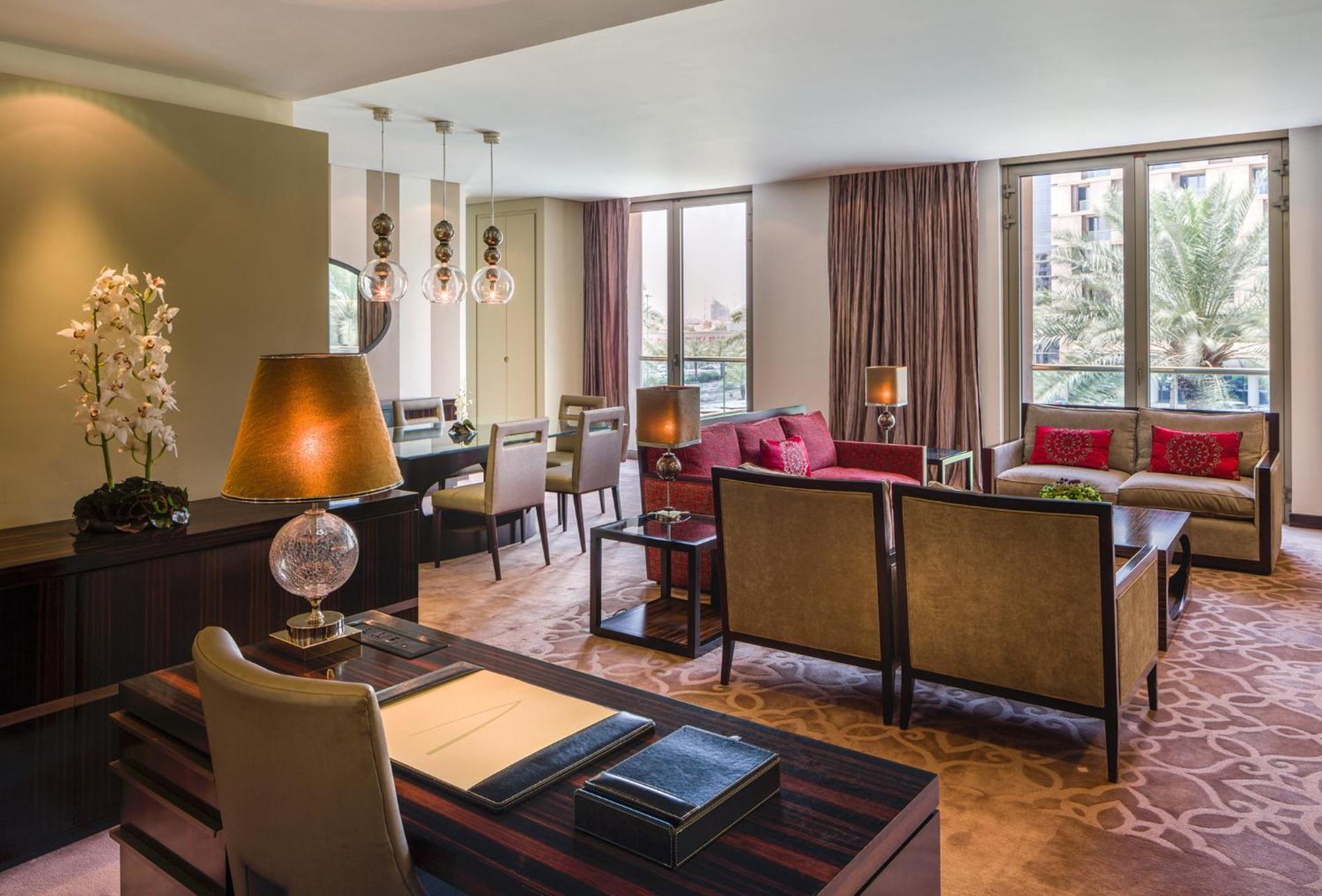 Al Faisaliah Hotel, Riyadh Bagian luar foto A suite at the hotel