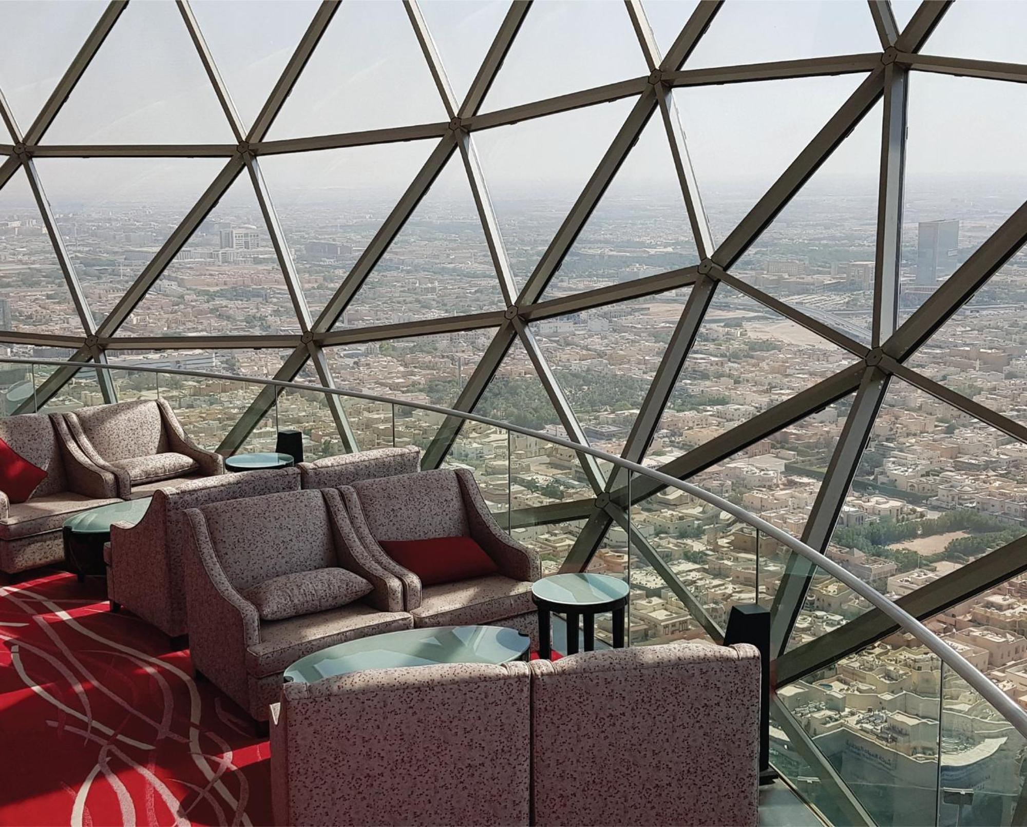 Al Faisaliah Hotel, Riyadh Bagian luar foto The 360° view from the lounge