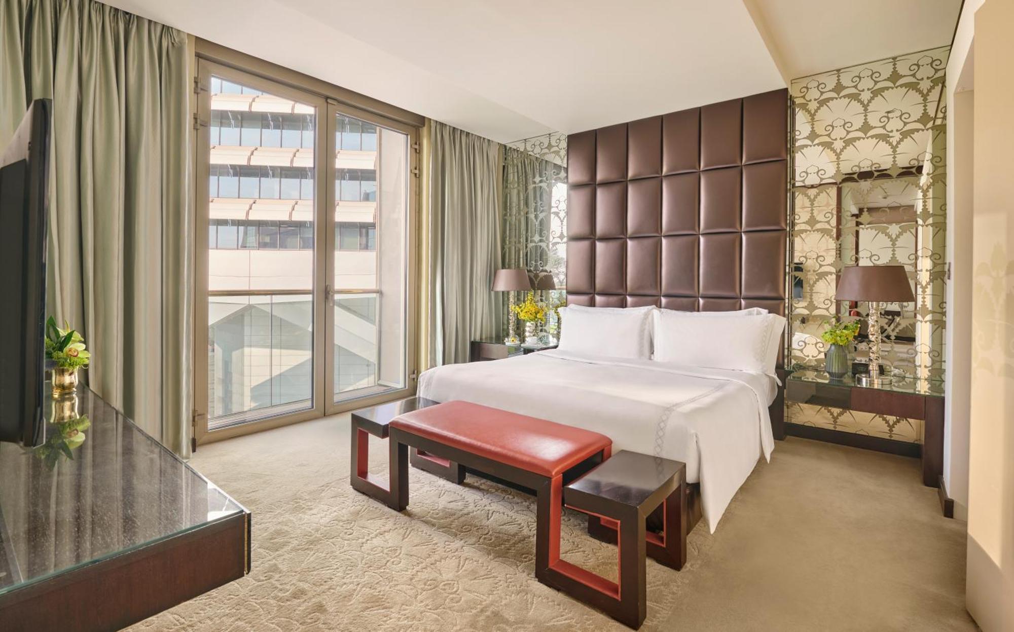 Al Faisaliah Hotel, Riyadh Bagian luar foto A bedroom at the hotel