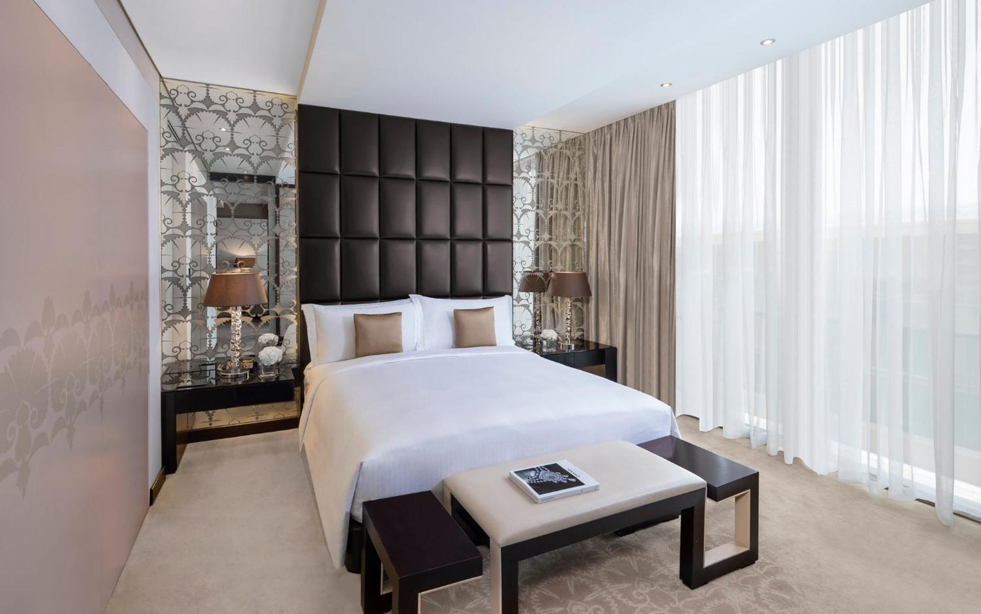 Al Faisaliah Hotel, Riyadh Bagian luar foto A bedroom at the hotel